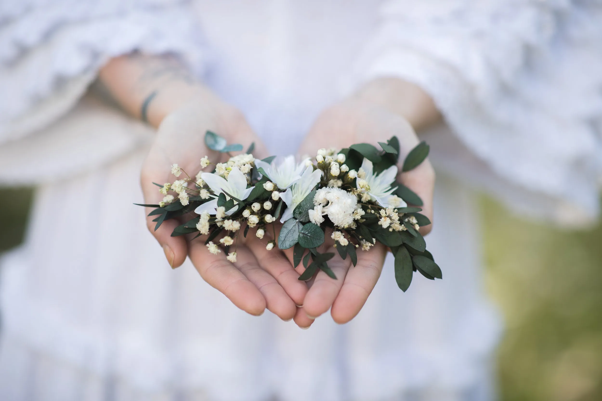 Boho bridal comb Natural greenery hair comb Flower headpiece for bride Preserved eucalyptus comb White and green flower comb Magaela