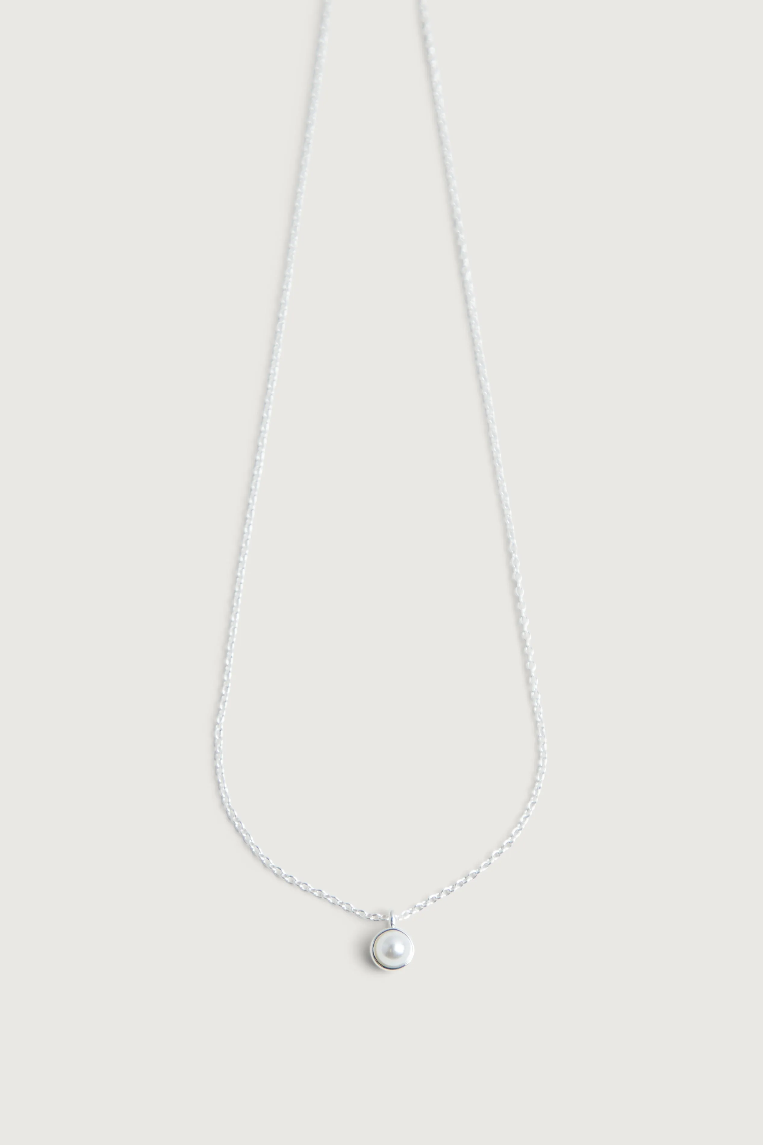 CURB CHAIN NECKLACE WITH PEARL PENDANT