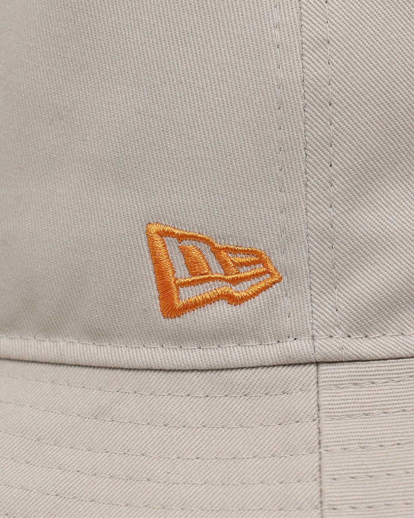 New Era McLaren Speedmark Seasonal Bucket Hat Light Beige